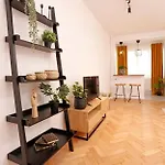 The Pearl Of Drumul Taberei + Netflix Apartment