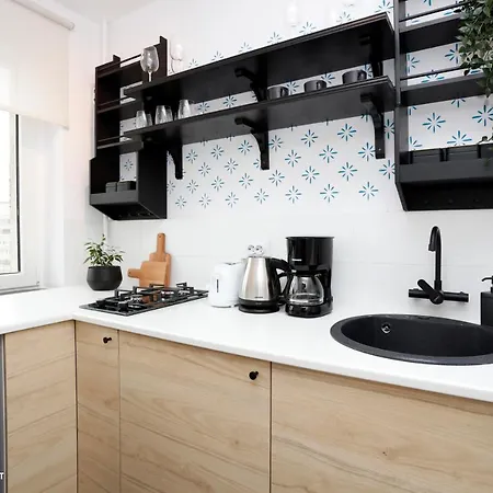 The Pearl Of Drumul Taberei + Netflix * Bucarest